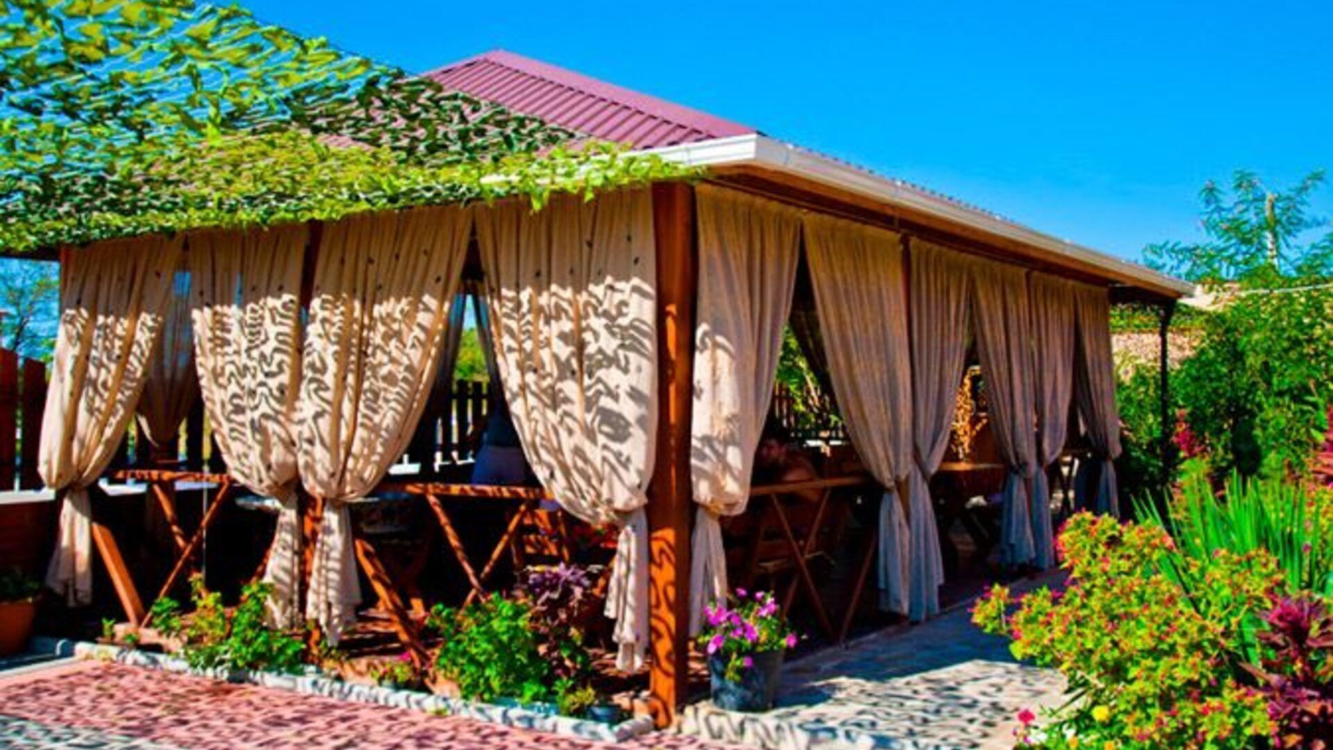 Гостиница Лайм, Беседка