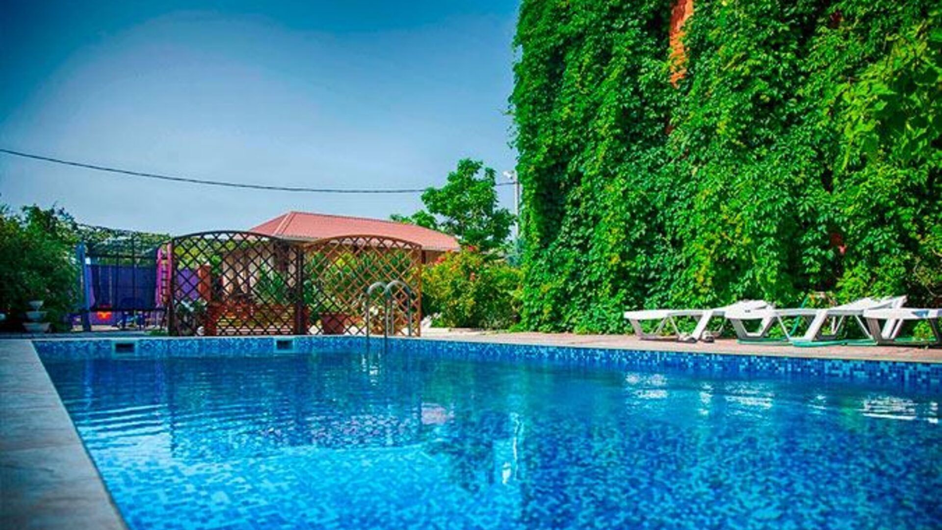 Гостиница Лайм, Бассейн